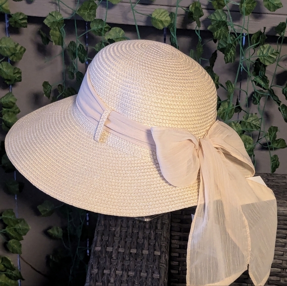 Elegant Sun Hat Perfect for any Sunny day outing. - Picture 2 of 3